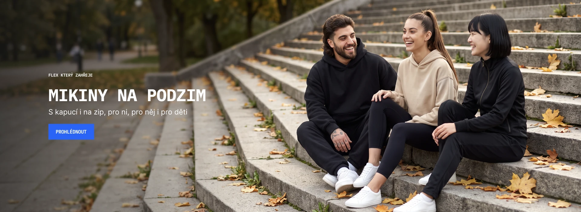 Přátelé v mikinách Kinetra a Flowa na schodech v podzimním parku